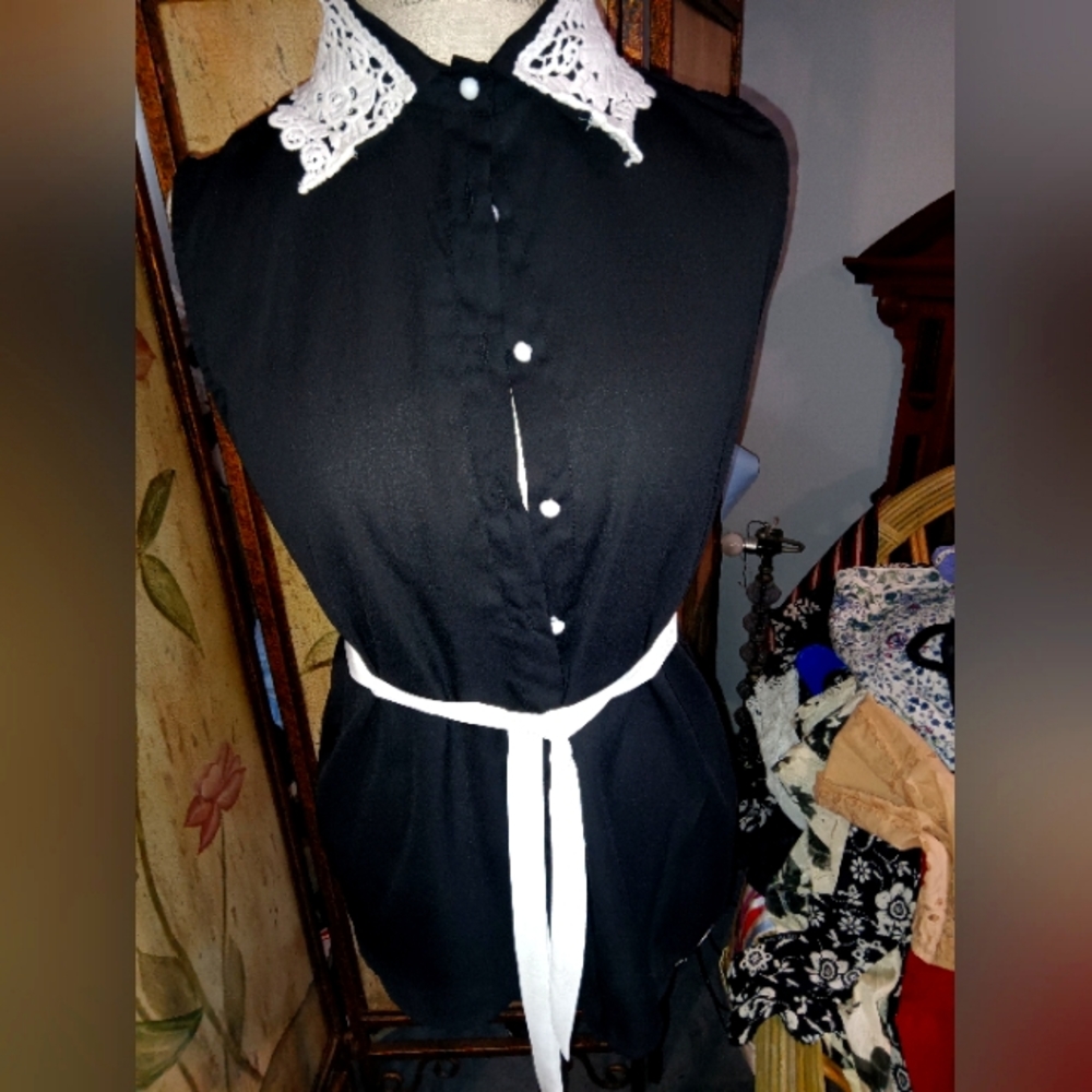 Sleeveless blouse with lace collar